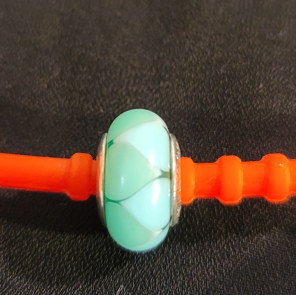 Authentic PANDORA discontinued green triangle glass bead charm - Picture 5 of 5